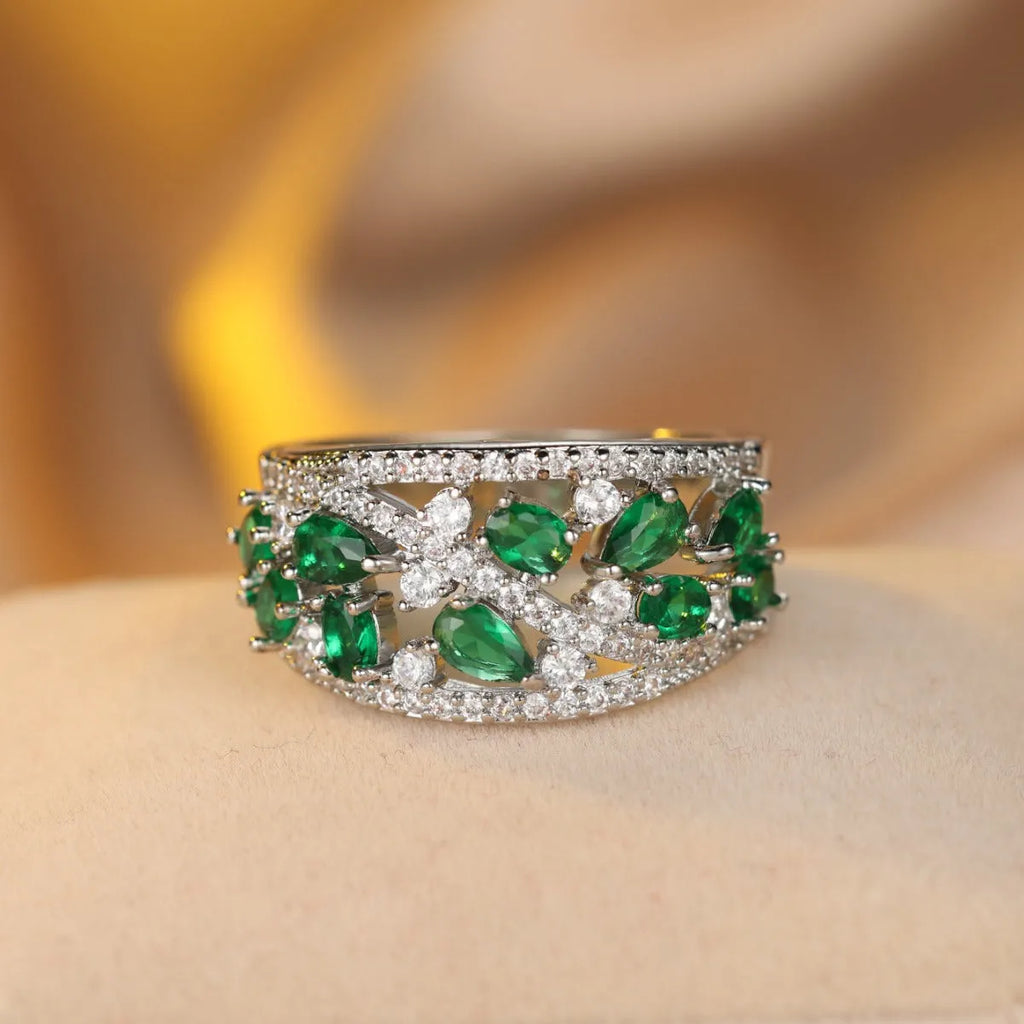 Women's round hollow fashion ring with gem centrepiece in gold or platinum plating