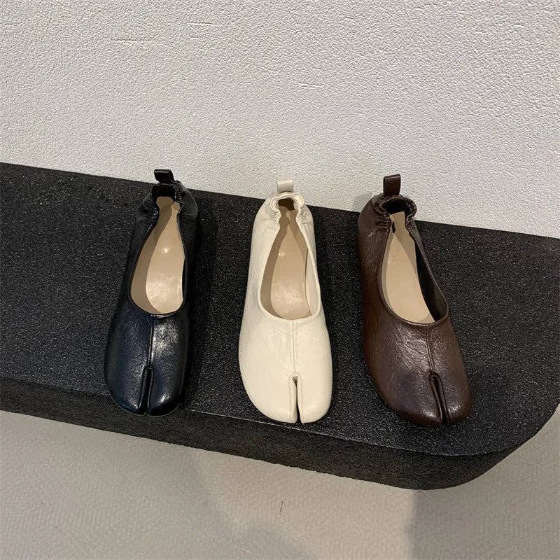 Women's black chunky heel pumps with a round toe and unique split toe peas design.