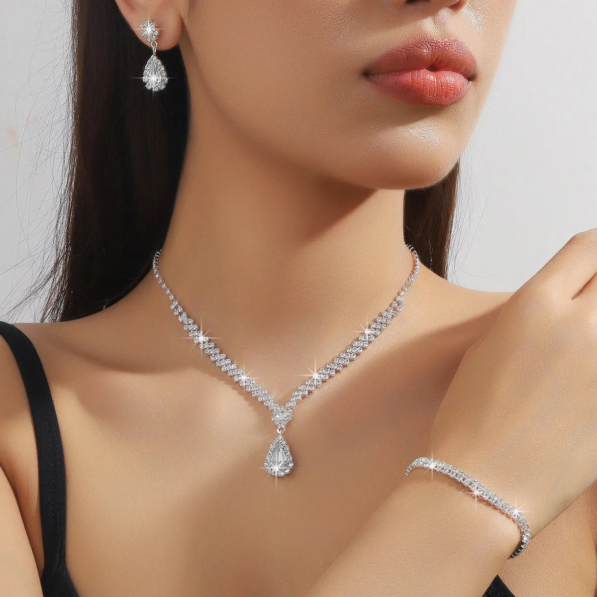 Women's claw chain necklace and earrings set with drop-shaped rhinestone pendants