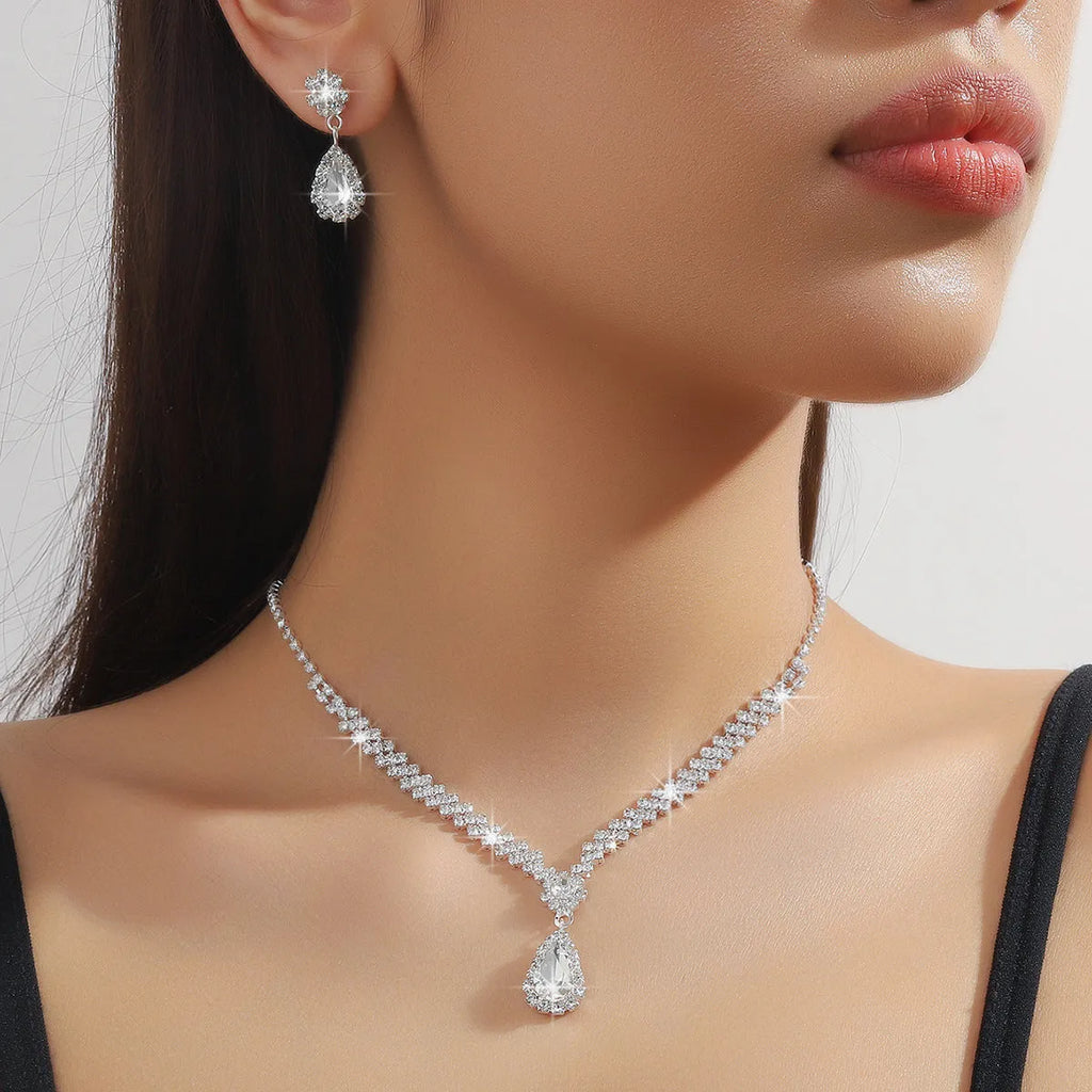Women's claw chain necklace and earrings set with drop-shaped rhinestone pendants