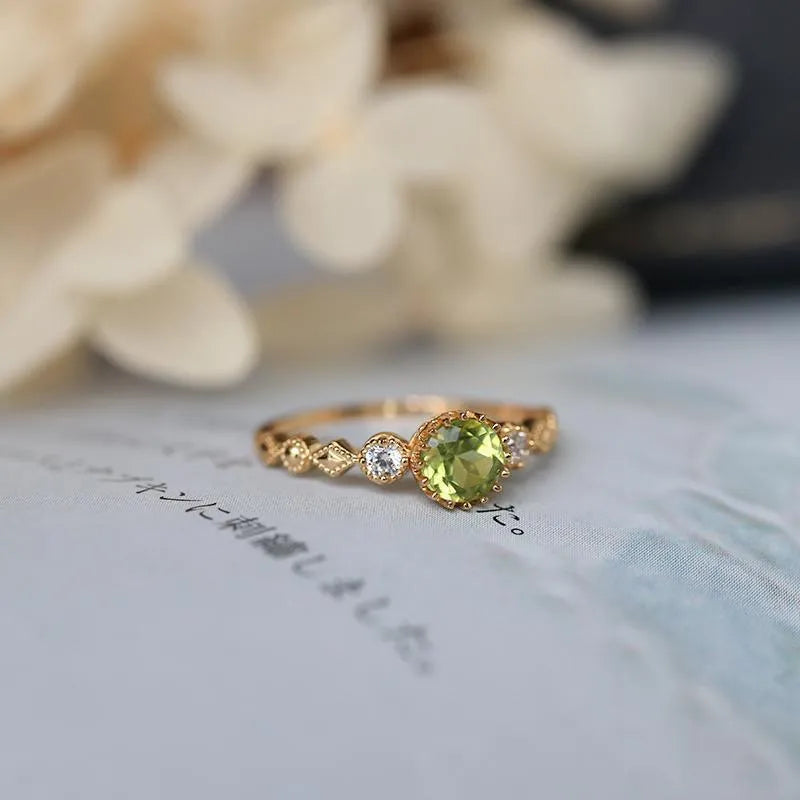 Japanese-style geometric copper ring with quadrilateral design and peridot imitation gemstone