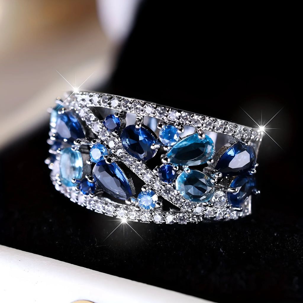 Women's round hollow fashion ring with gem centrepiece in gold or platinum plating