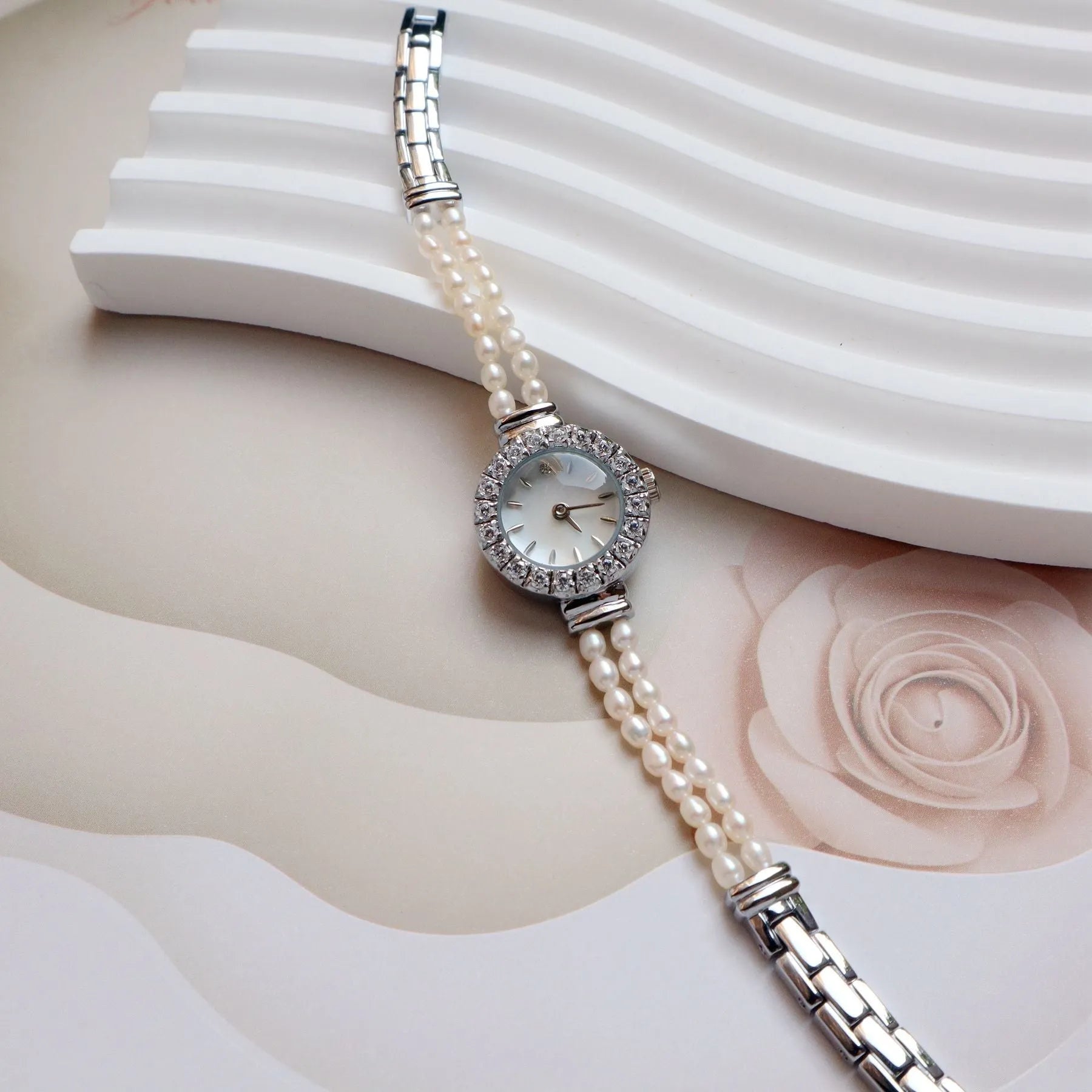 Women's light gold watch with freshwater pearl bracelet and round 18mm dial