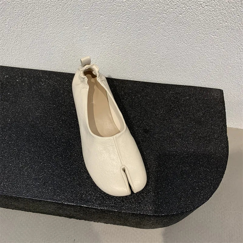 Women's black chunky heel pumps with a round toe and unique split toe peas design.