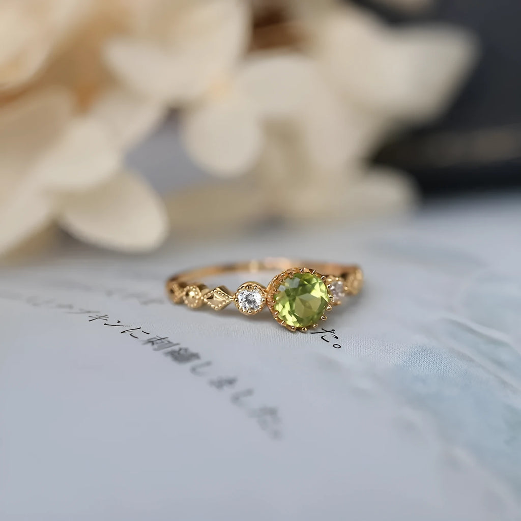 Japanese-style geometric copper ring with quadrilateral design and peridot imitation gemstone