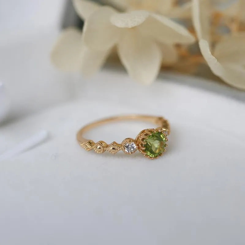 Japanese-style geometric copper ring with quadrilateral design and peridot imitation gemstone