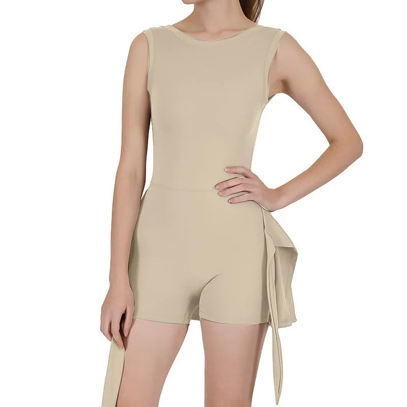 Solid-colour women's high-waisted sports skirt with back shaping for tennis and gym workouts.