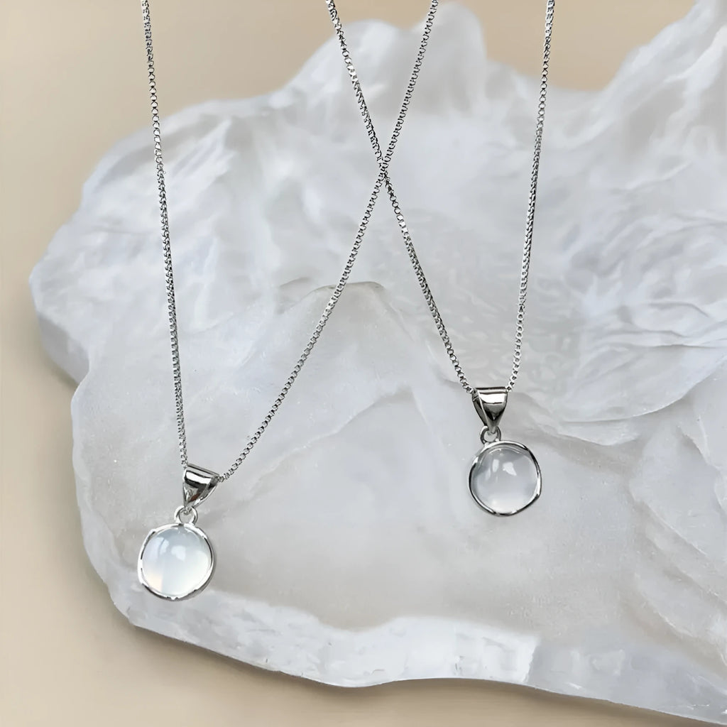 Women's adjustable Korean-style necklace with geometric crystal oval pendant on box chain