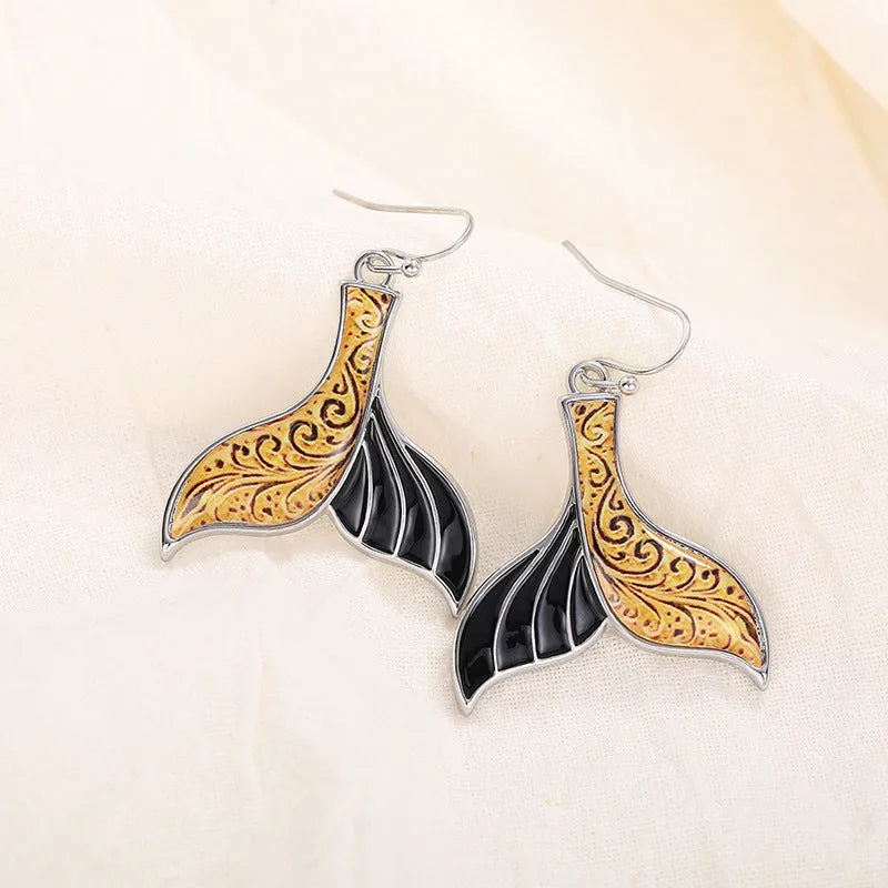 Women's fishtail earrings with whale decoration in white gold colour alloy jewellery