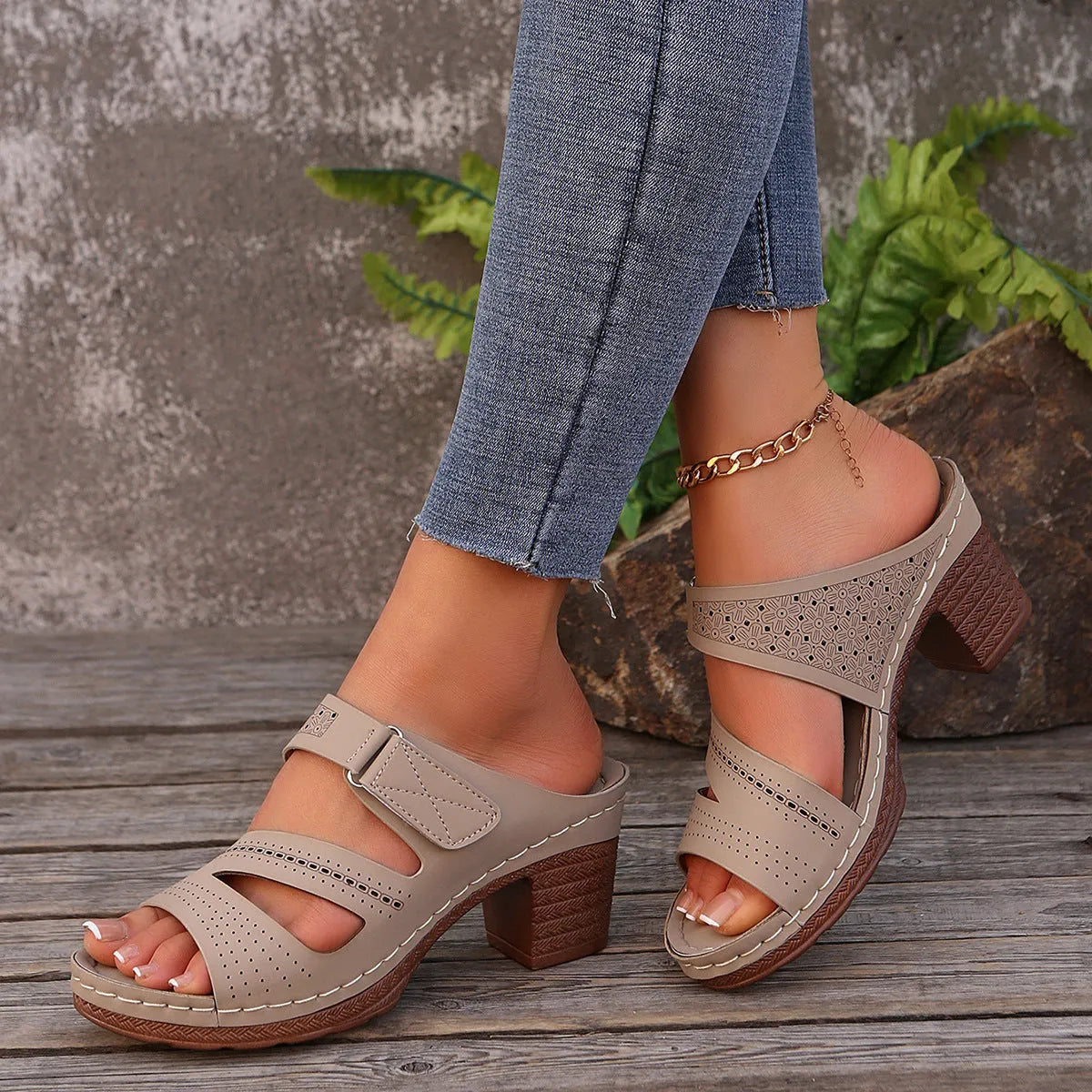 Square-heeled peep-toe slides sandals in solid colour with chunky heel and rubber sole