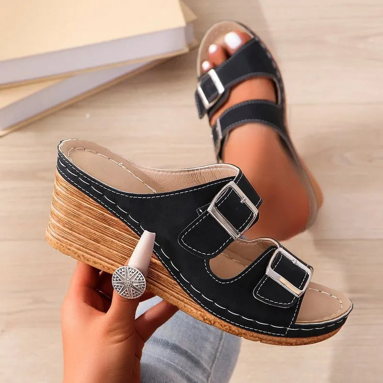 Women's wedge beach slippers with buckle detail in creamy-white colour with rubber sole