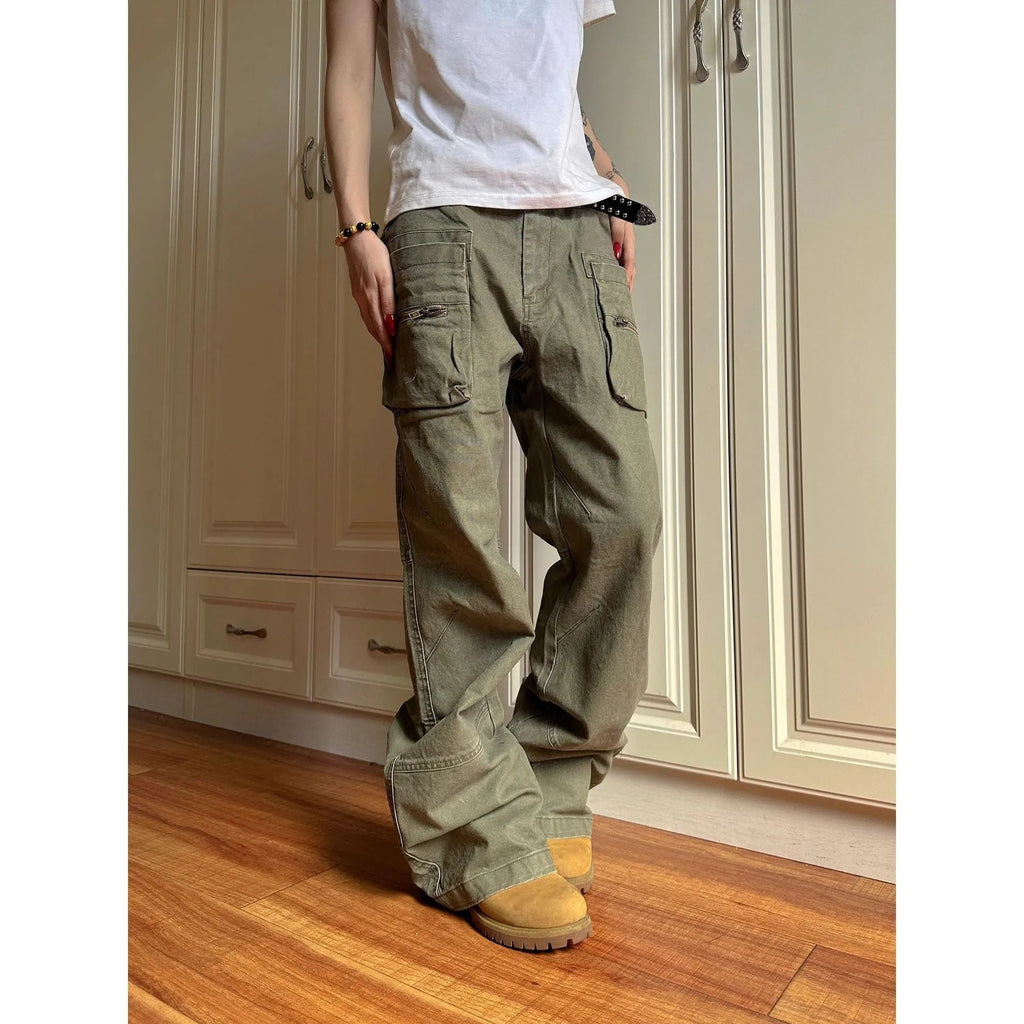 Green cotton casual pants with double zipper and pockets on a mid waist.