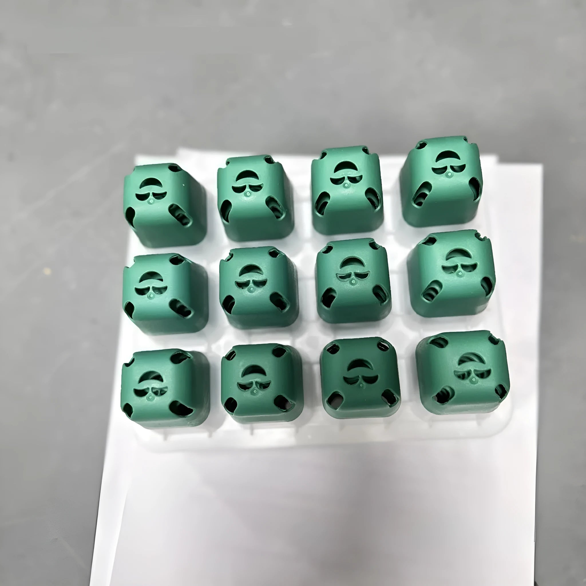 12-hole plastic nursery pot in green, floor-type design, 18.5x14.5x7.5 cm, for seed cultivation