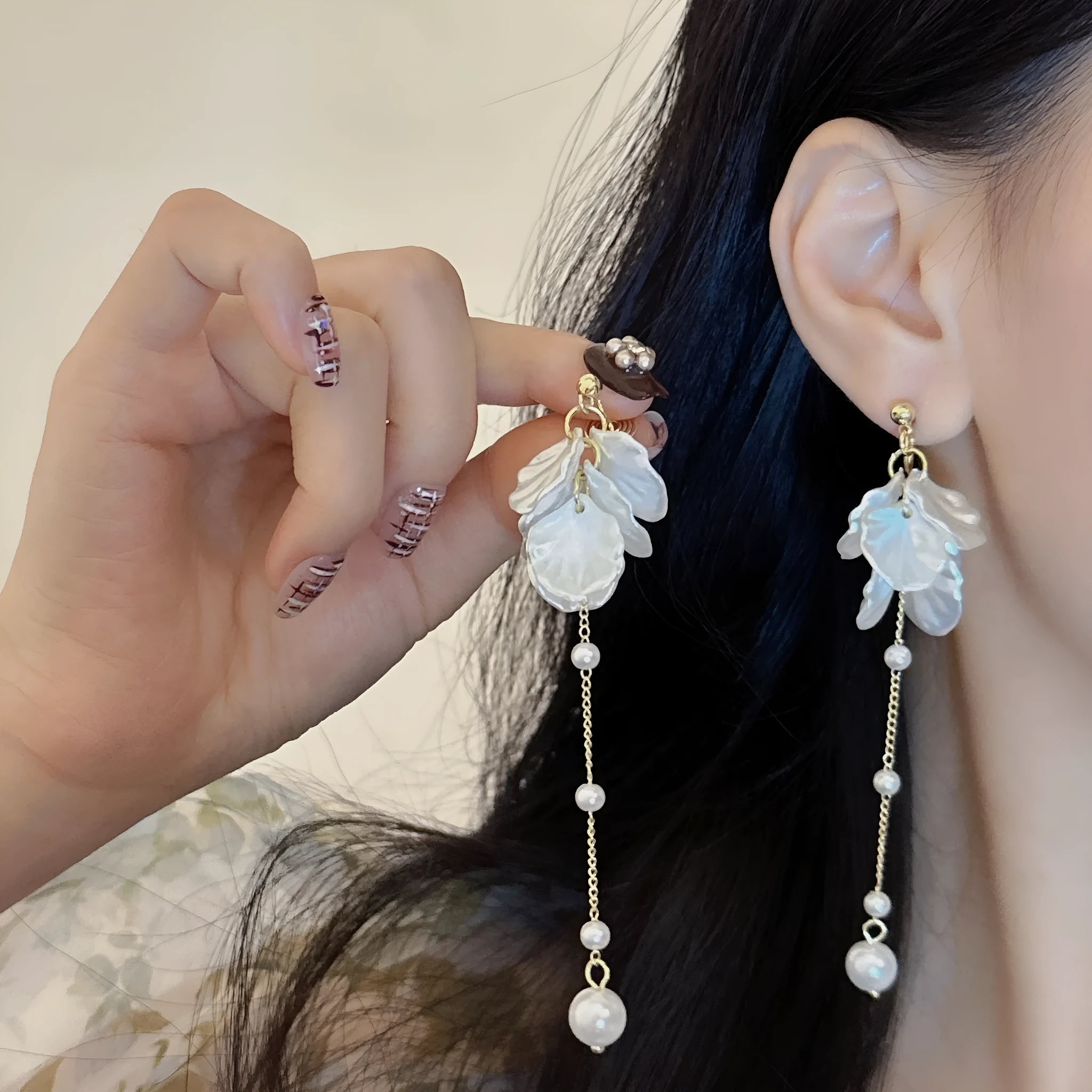 Women's acrylic shell pearl tassel earrings with 8.8cm length and four clip style options