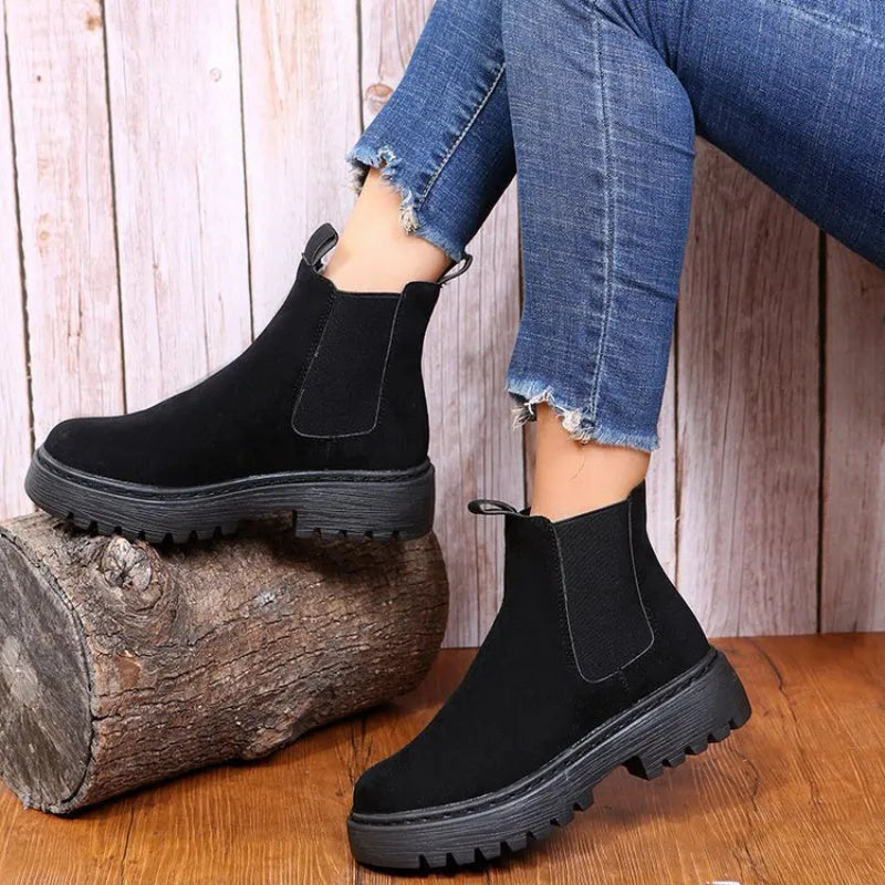 Women's solid colour chunky platform Martin boots with artificial PU upper and rubber sole, black