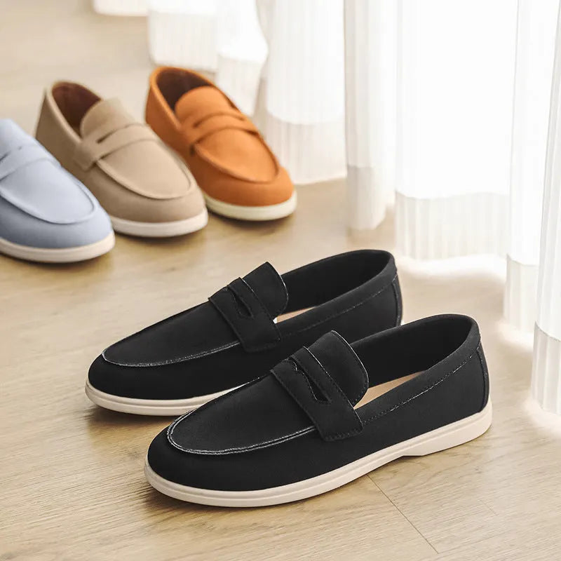 Men's casual suede shoes in British style with round toe and vulcanised rubber sole.