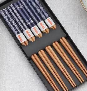 Bamboo chopsticks set with Japanese lucky cat and chi ya blue cartoon patterns, 5 pairs in packaging.