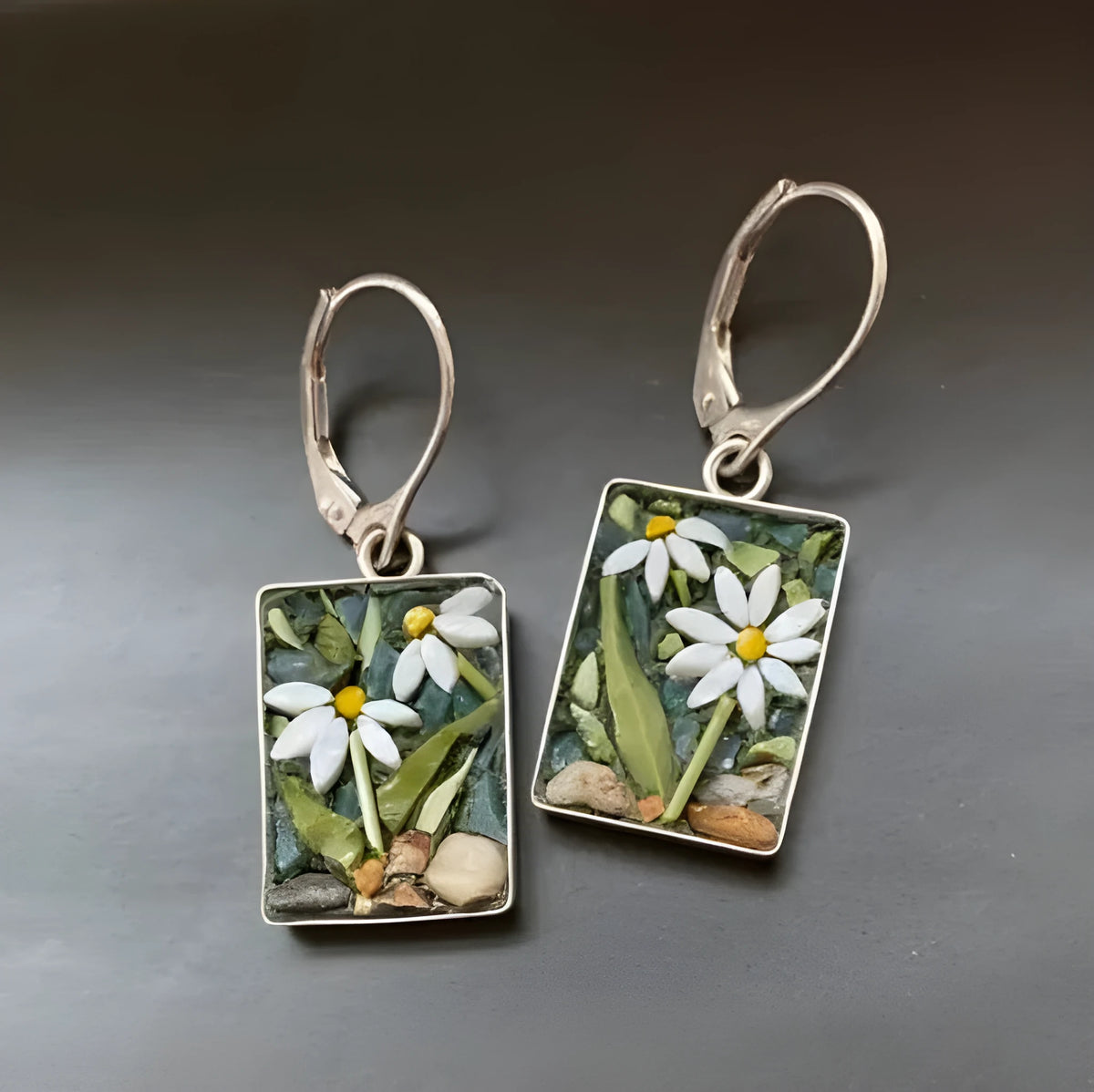 Silver alloy rectangular epoxy ear clip with little daisy inlay, retro style