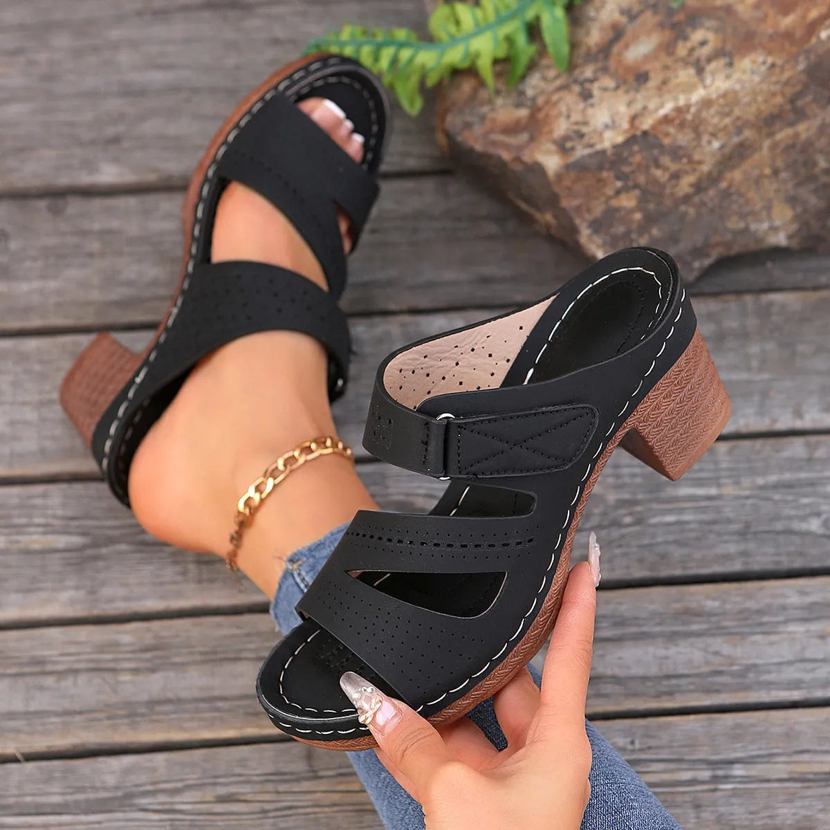 Square-heeled peep-toe slides sandals in solid colour with chunky heel and rubber sole