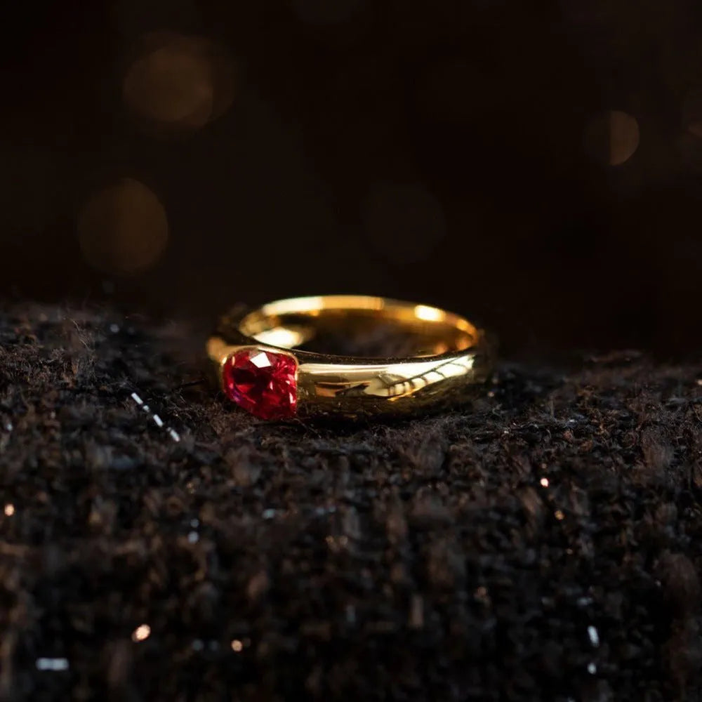 Retro simple glossy alloy ring in green and red, unisex, sizes No 6 to No 11, geometric sweet style
