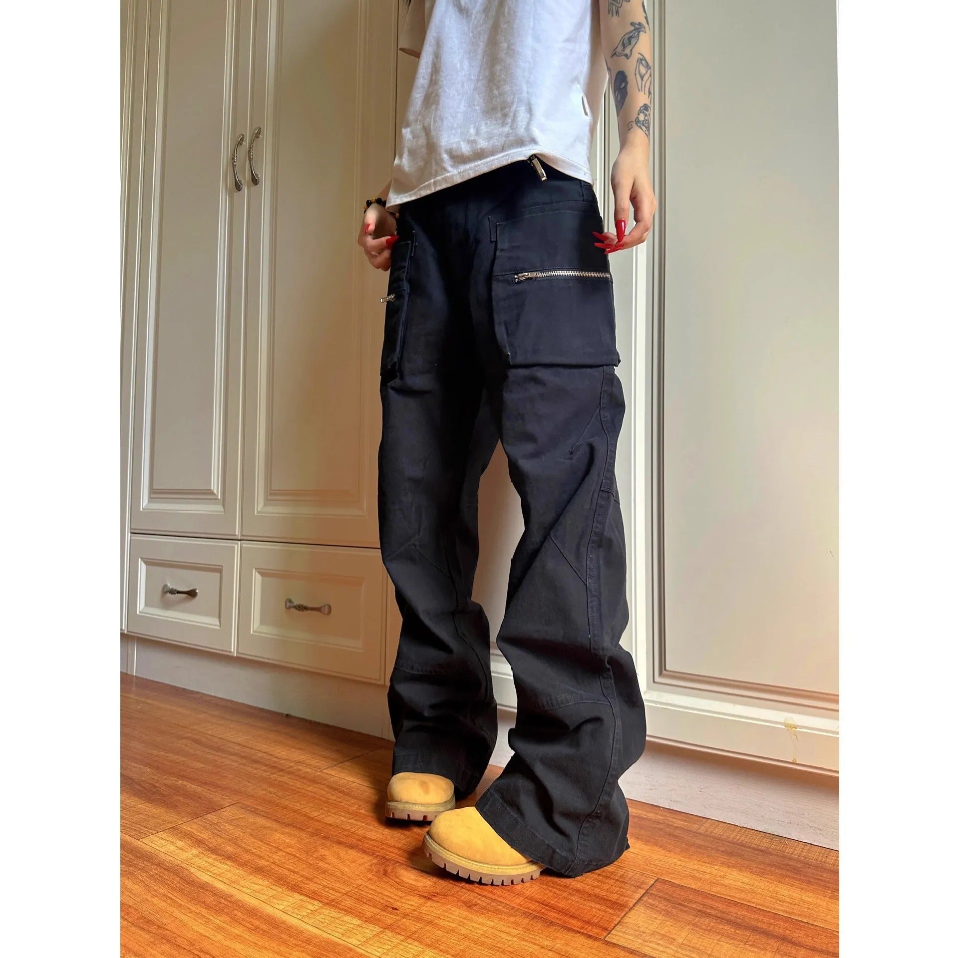 Green cotton casual pants with double zipper and pockets on a mid waist.