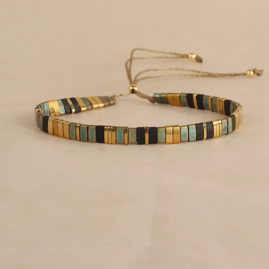 Geometric pull bead bracelet in glass and coloured glaze with round elements