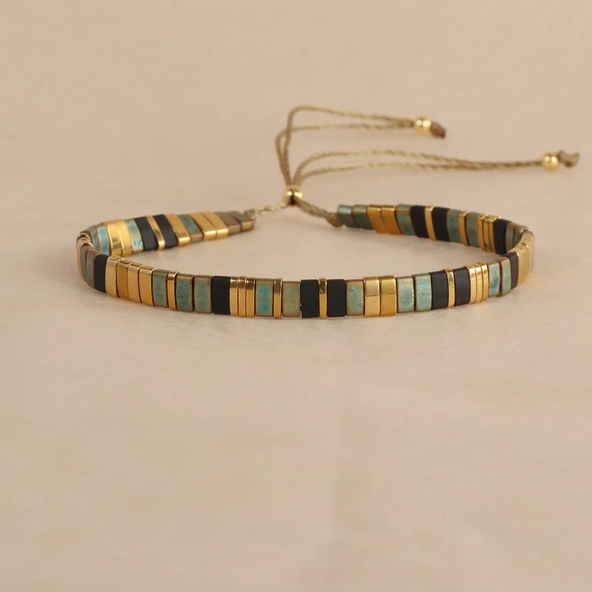 Geometric pull bead bracelet in glass and coloured glaze with round elements