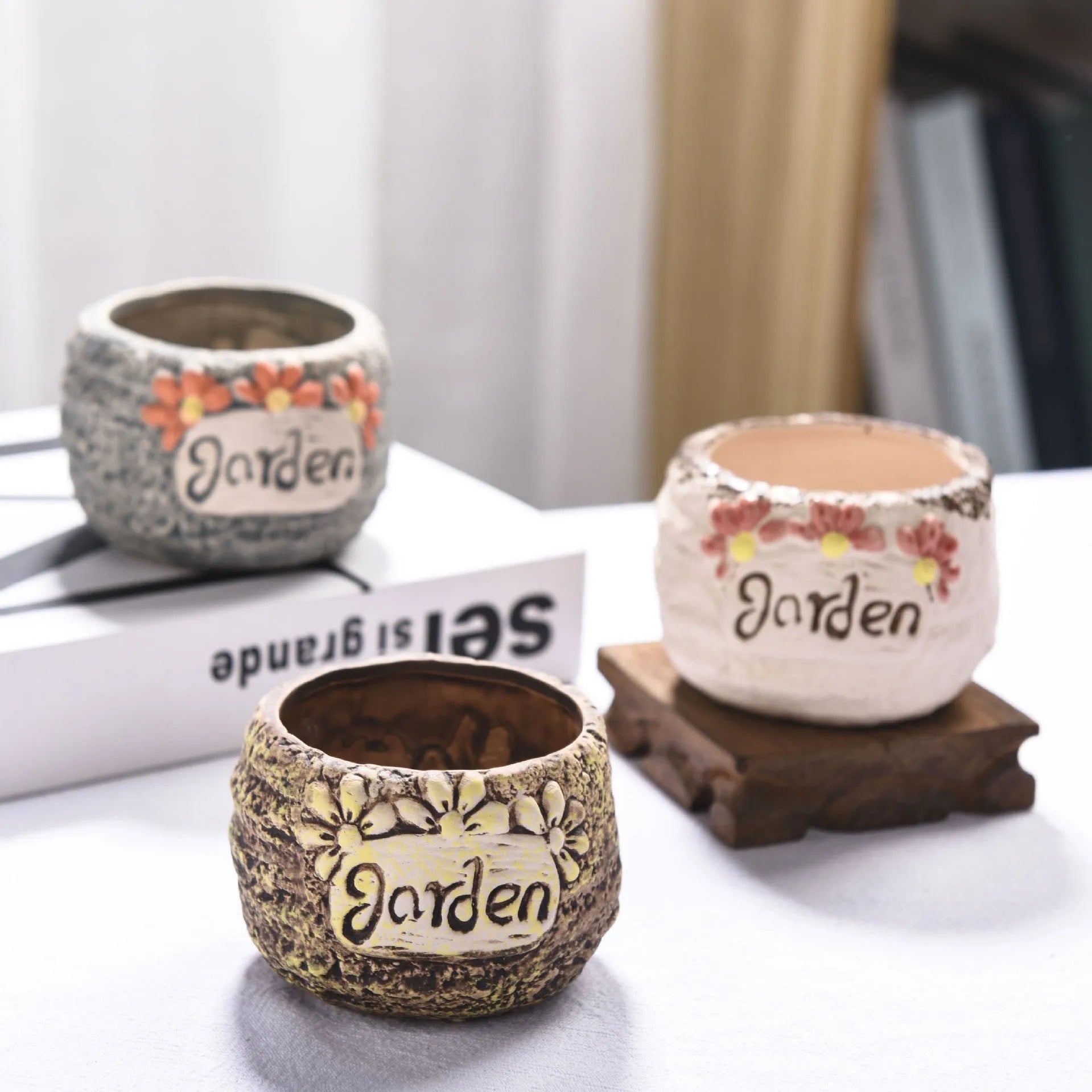 Stoneware breathable small-caliber succulent flower pot in painted ceramic finish, 3-piece set on desktop