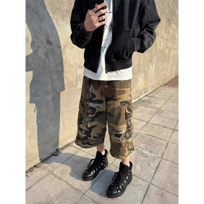 Men's loose straight camouflage cropped jeans with retro patch and ripped detailing in cotton fabric