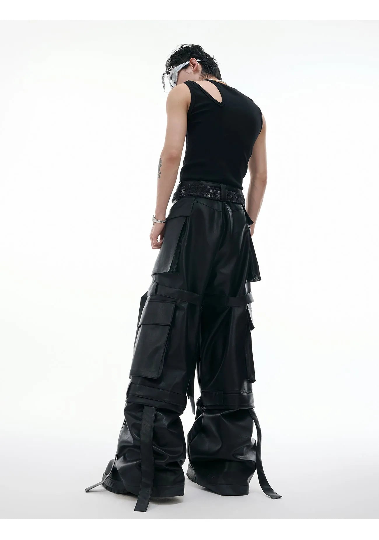 Black retro-style loose pants with multiple pockets and quilted stitching detail.