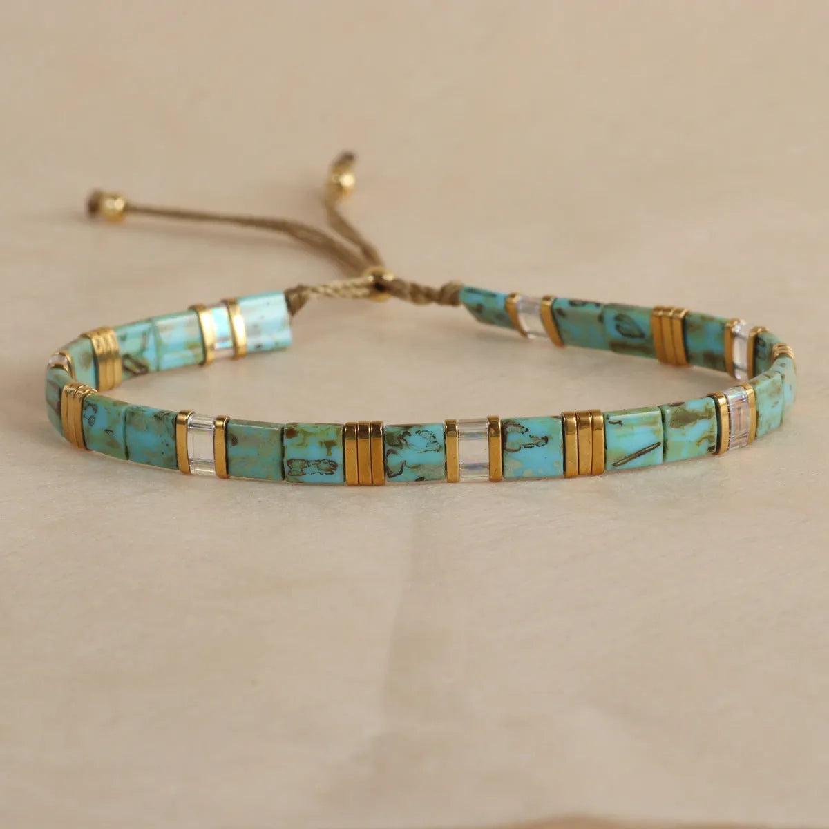 Geometric pull bead bracelet in glass and coloured glaze with round elements