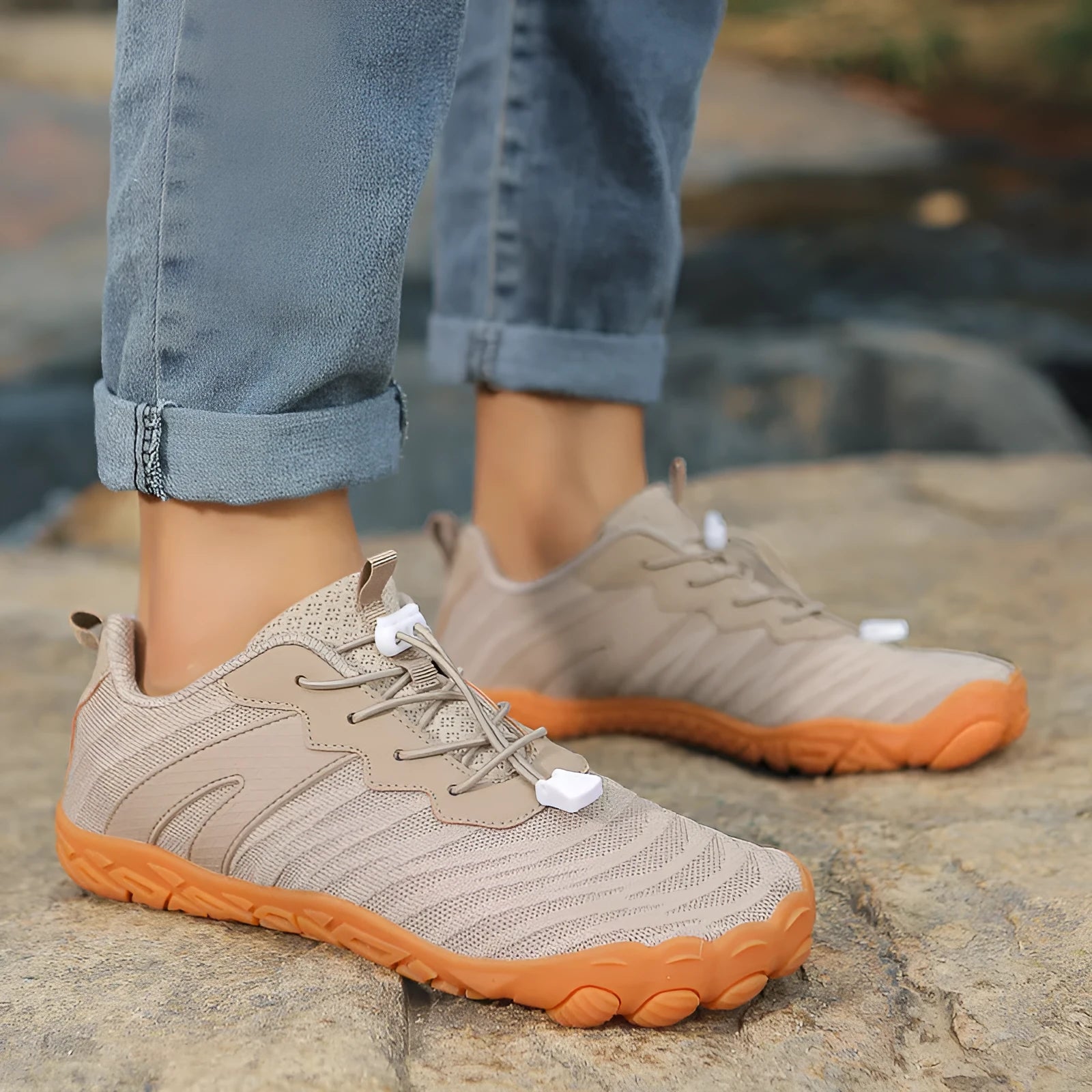 Breathable lightweight outdoor hiking shoes with low-top design and rubber sole in black colour