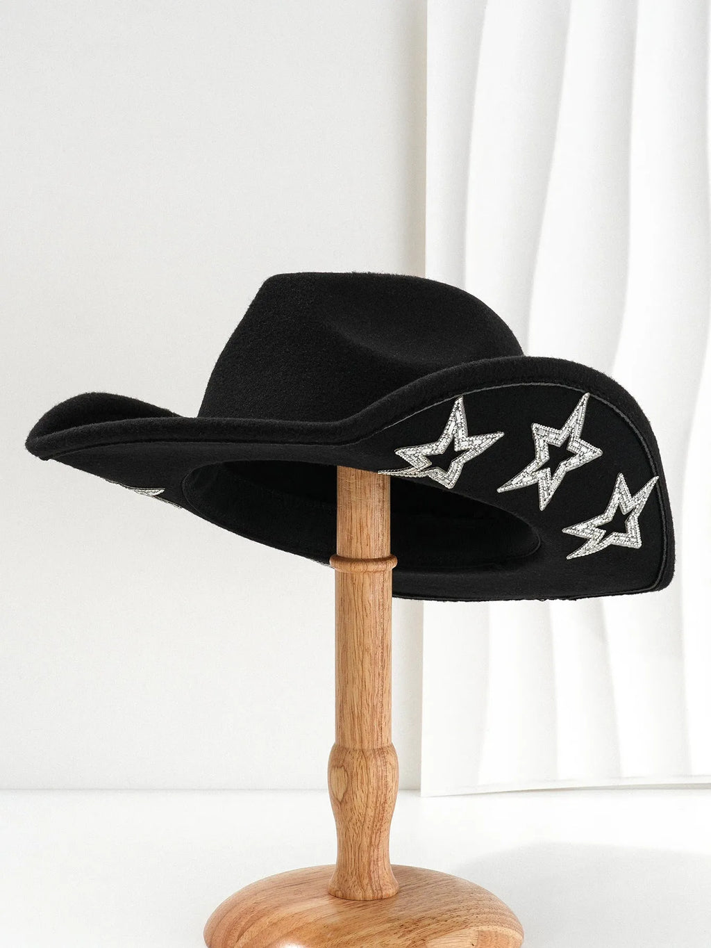 Western denim top hat with conical crown and hexagonal star decoration in polyester fabric