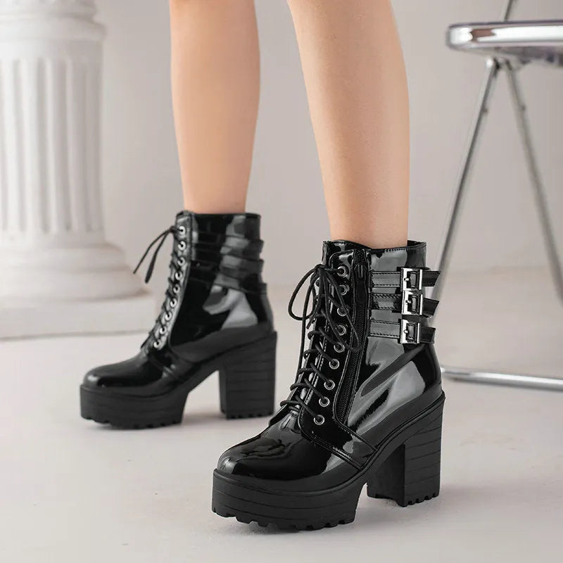 Women's thick-heeled ankle boots in black with lace-up front and round toe design