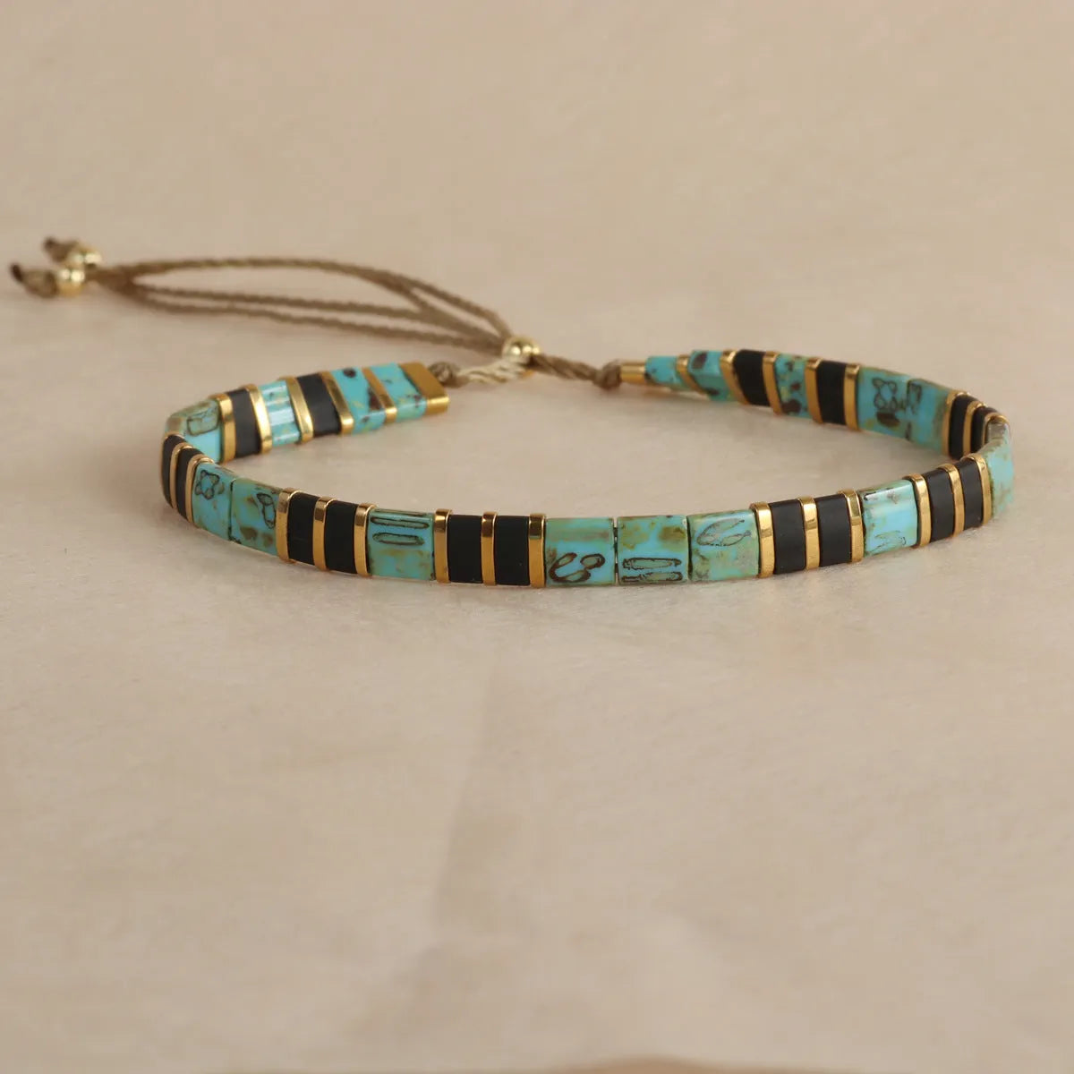 Geometric pull bead bracelet in glass and coloured glaze with round elements