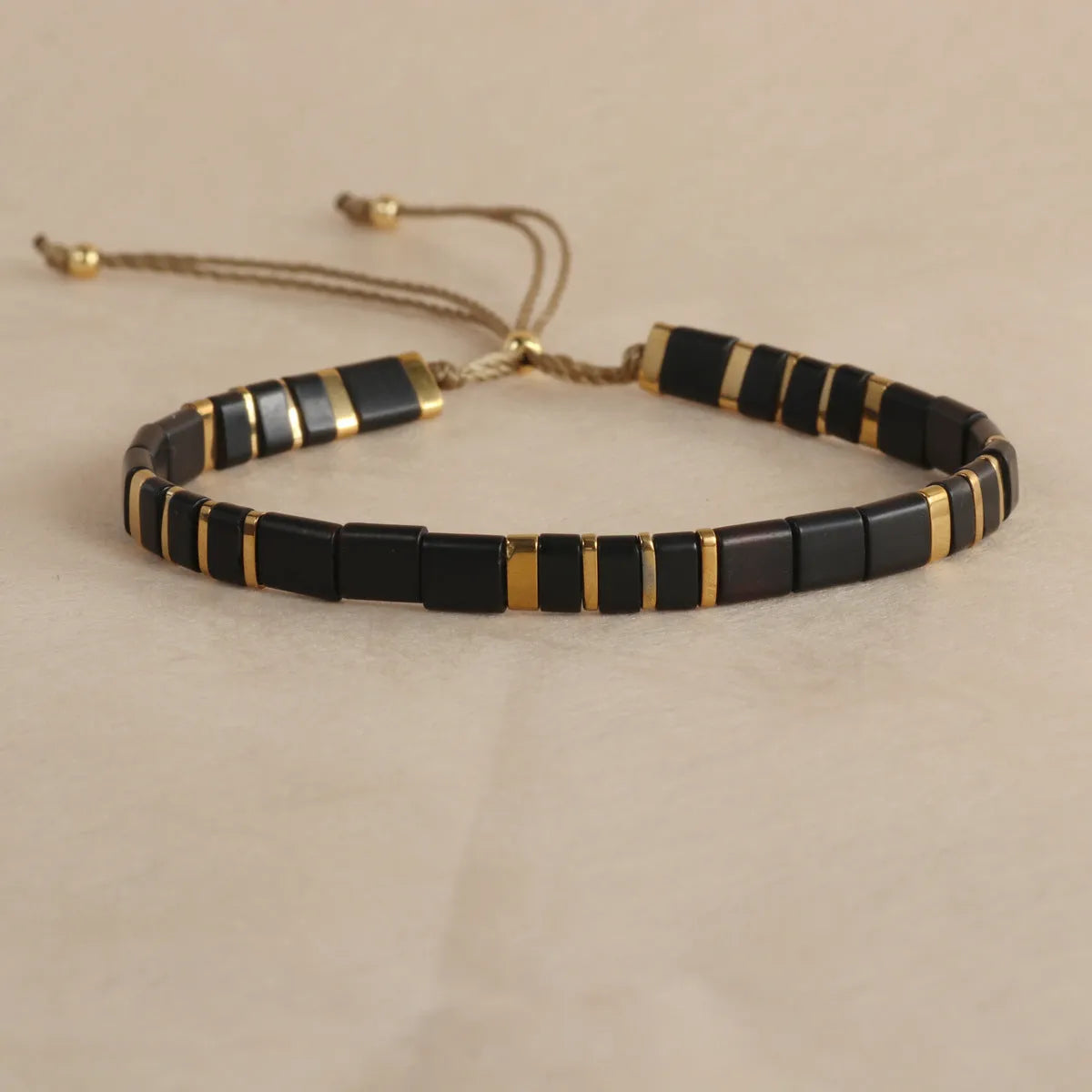 Geometric pull bead bracelet in glass and coloured glaze with round elements