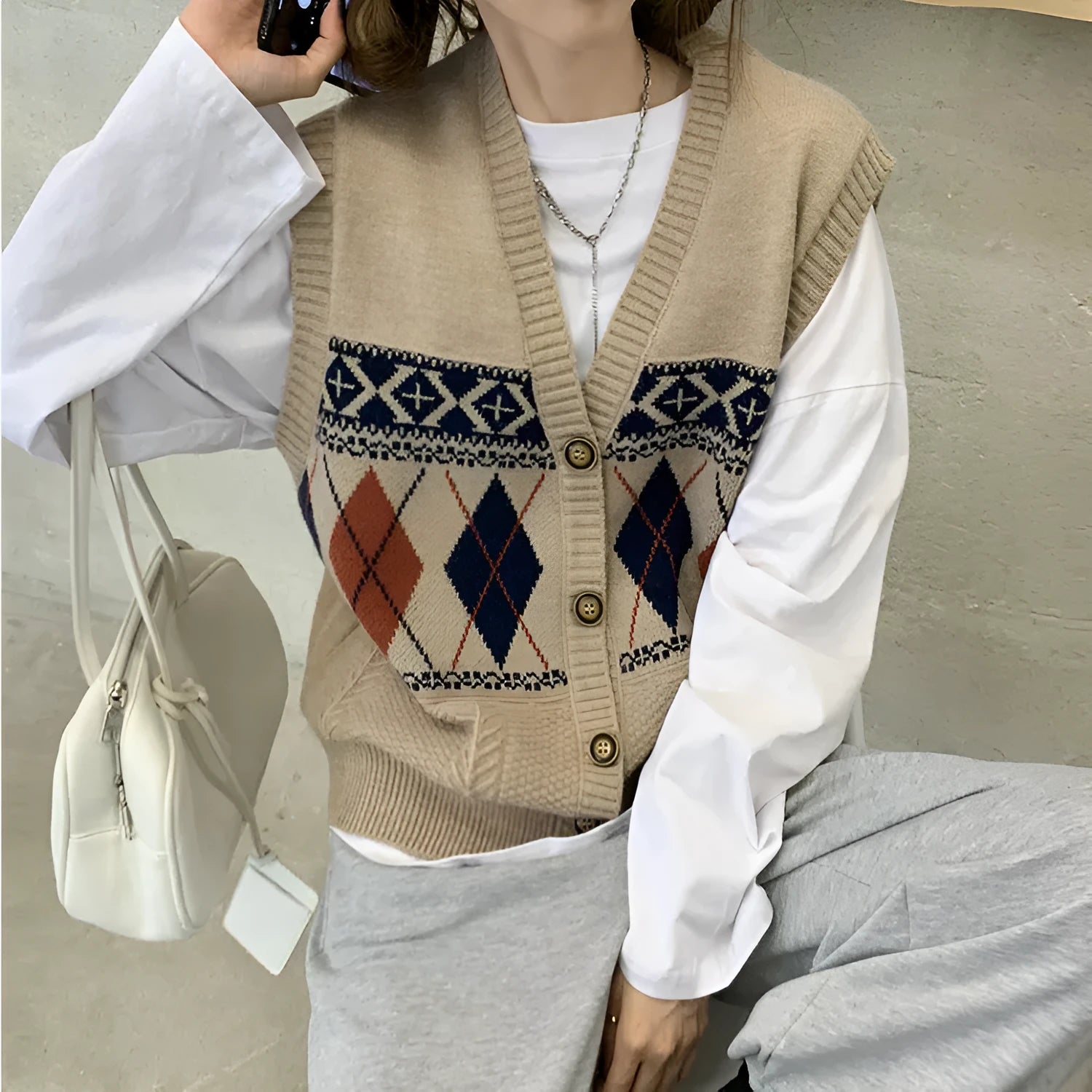 Sleeveless loose cardigan with diamond plaid pattern in acrylic knit fabric