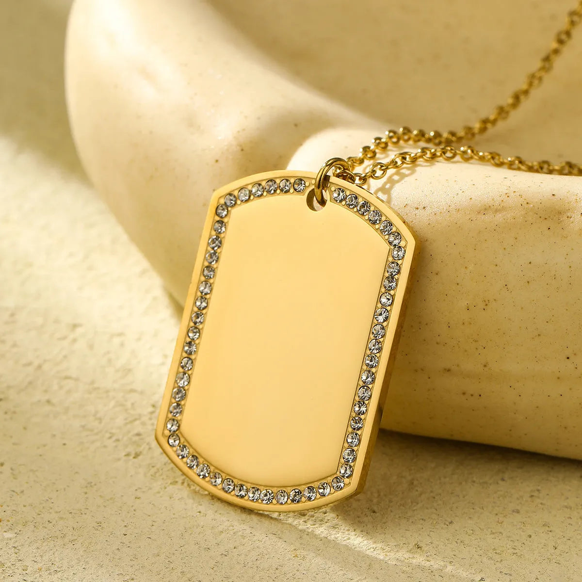 Geometric stainless steel necklace with 18K purity pendant in round shape on regular chain