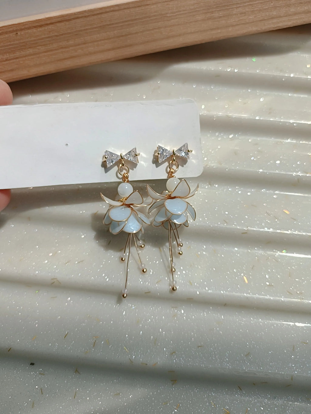 Original flower earrings in copper wire and resin, available in blue, green, pink, and purple, one pair.