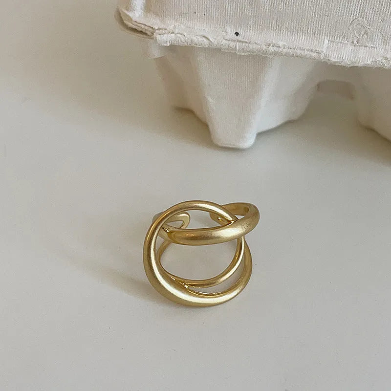 Three-dimensional interlaced geometric adjustable ring with matte metal finish and real gold electroplating