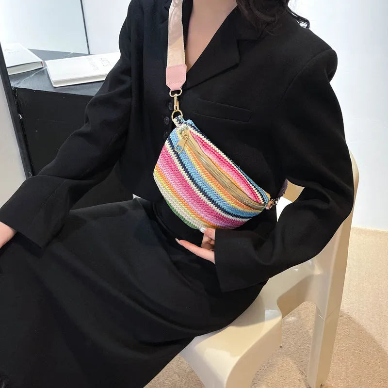 Bohemian style straw women's shoulder bag with shell shape and single strap in pink or blue colour