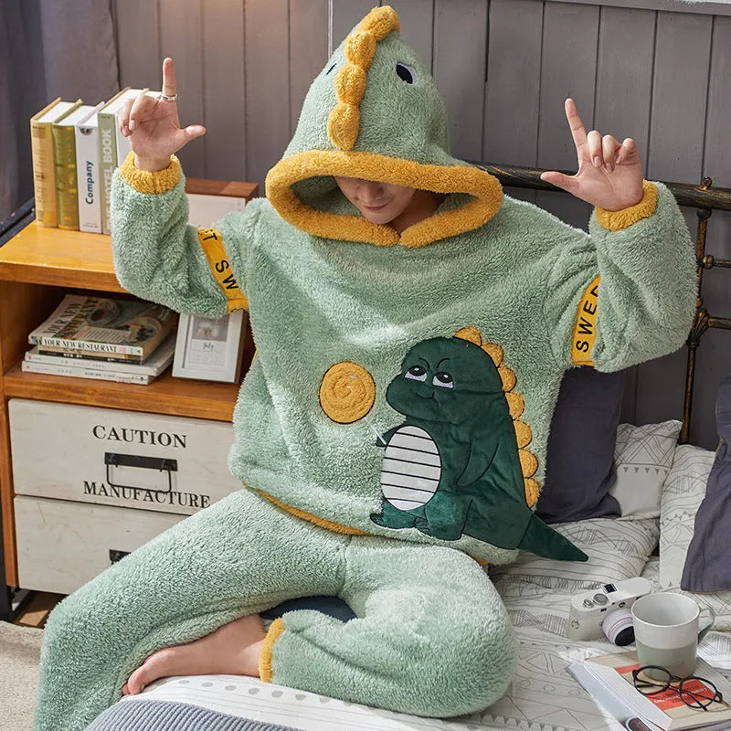 Men's plush thickened coral velvet pajama set with round neck and long sleeves in green colour