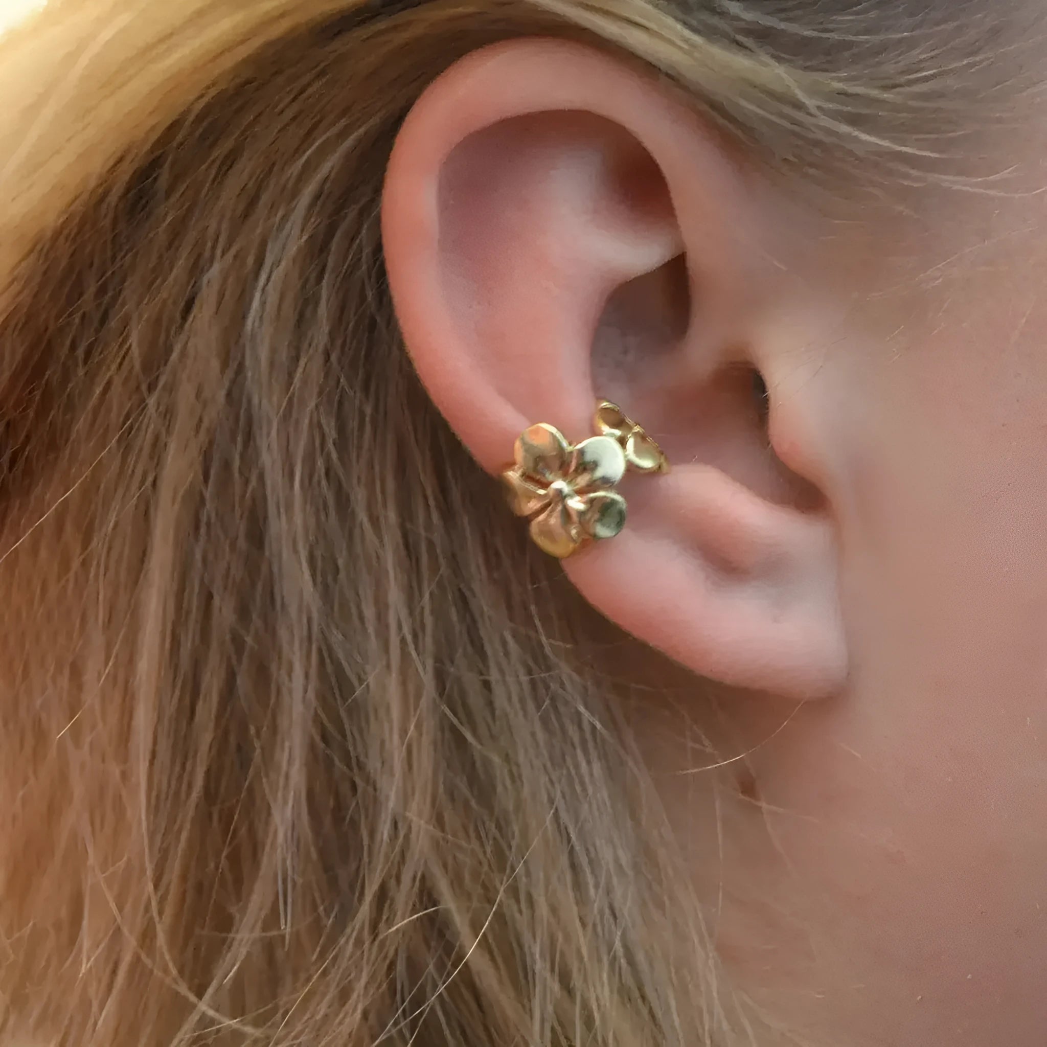 Women's starfish and conch shell stud earrings with electroplated gold finish