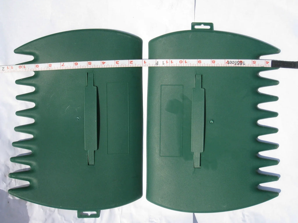 Green plastic garden leaf scoops with hand band, 34x26cm, for collecting leaves and debris