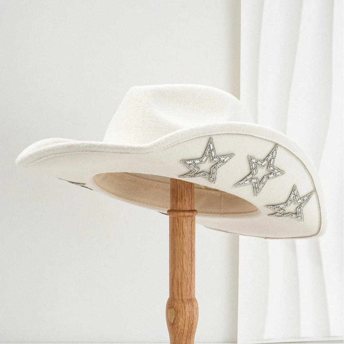 Western denim top hat with conical crown and hexagonal star decoration in polyester fabric