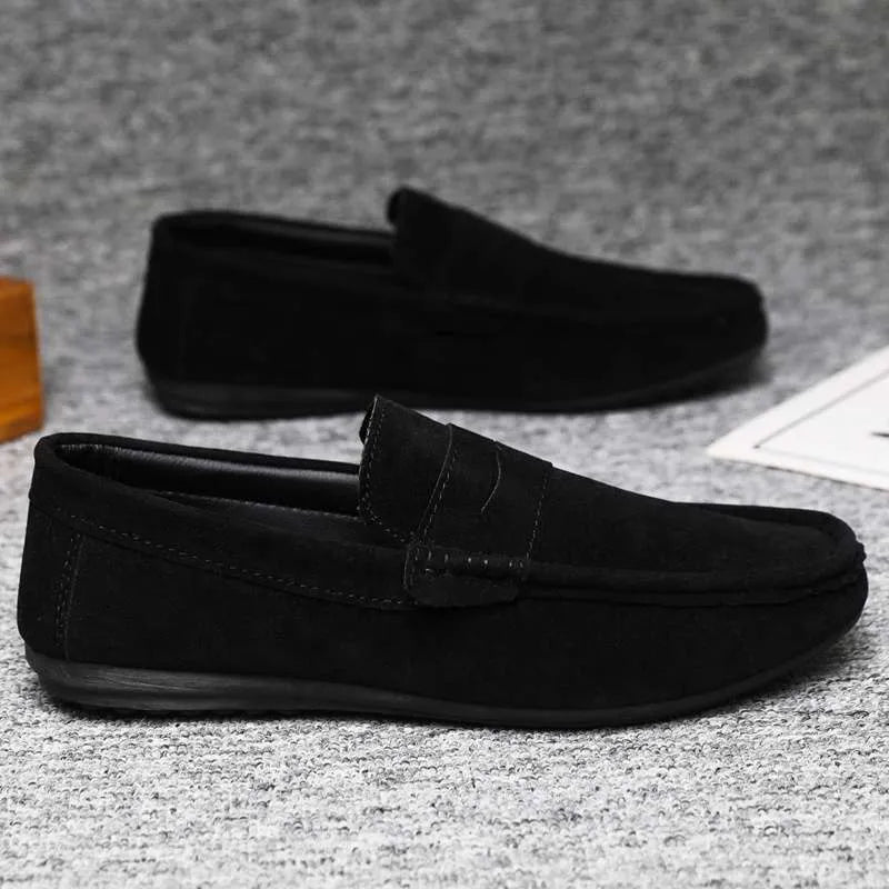 Men's black Gommino Korean fashion slip-on loafers with round toe and grape particle sole detail