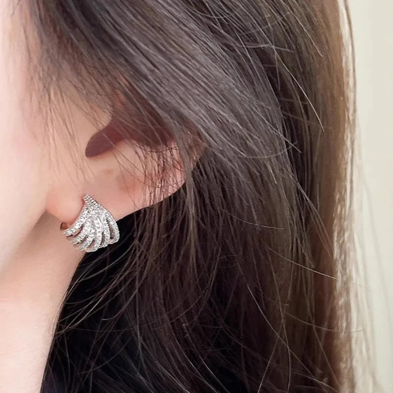 Women's geometric line design earrings in platinum colour with zircon material