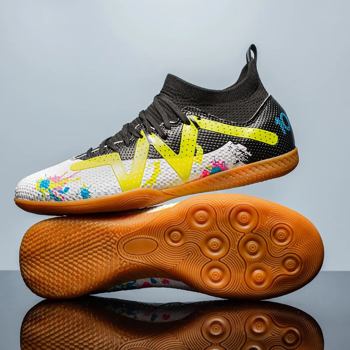 Low-top adult football trainers in black and yellow with anti-slip rubber outsole