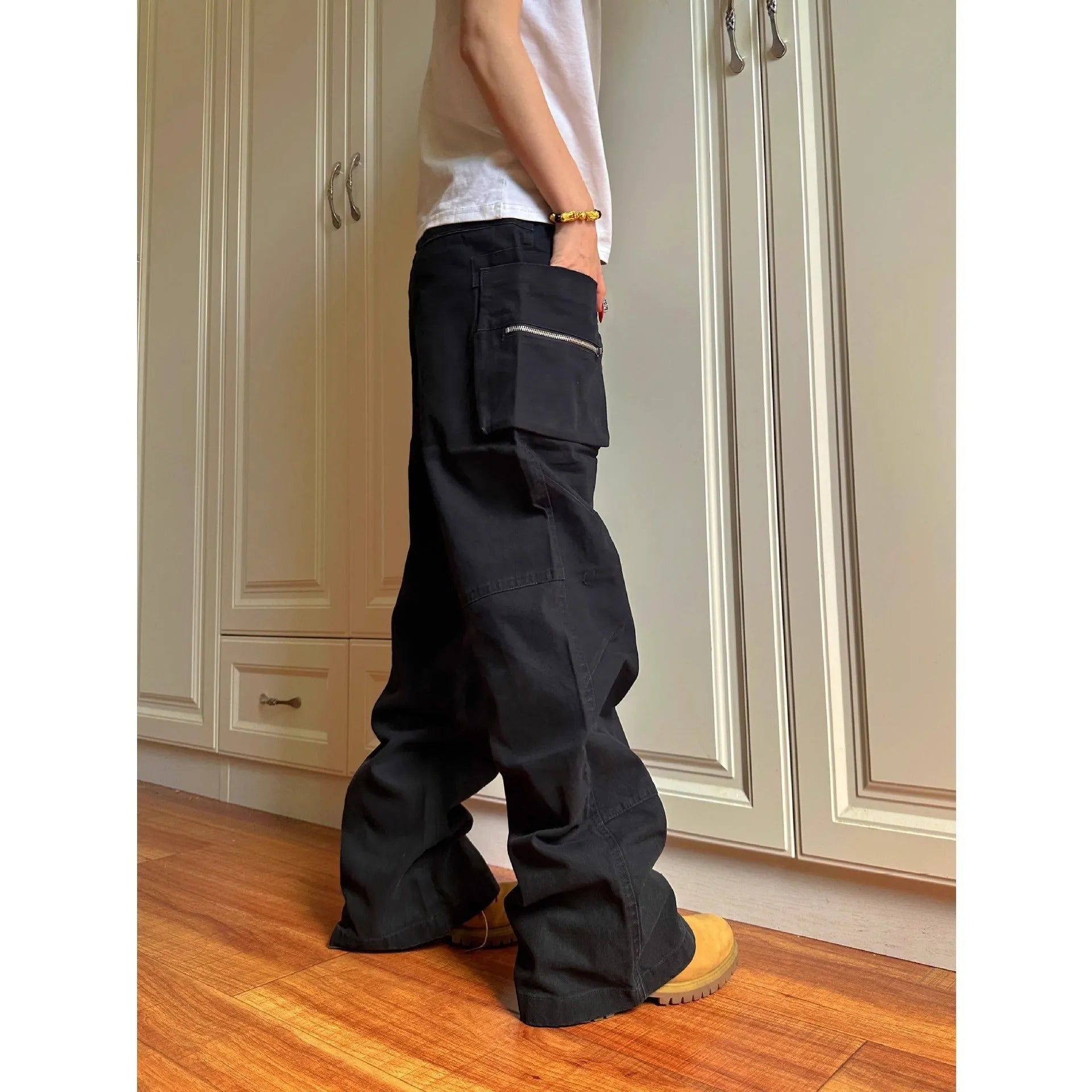 Green cotton casual pants with double zipper and pockets on a mid waist.