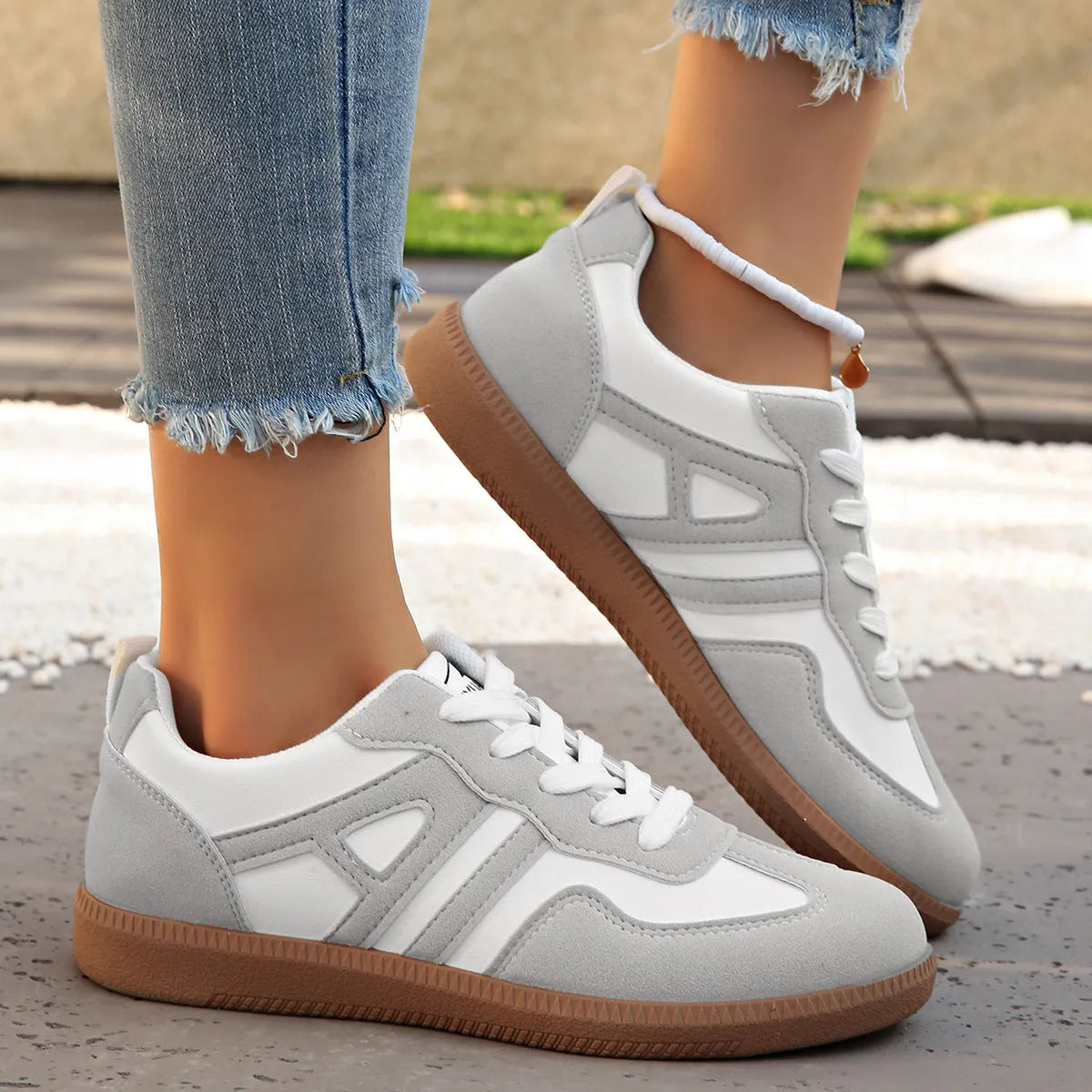 Women's retro colour matching lace-up jogging shoes with low platform heel and cross strap details